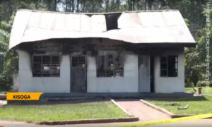 Ein kleineres gemauertes Gebäude mit Blechdach. Das Gebäude ist ausgebrannt mit deutlichen Brandspuren, das Blechdach verbogen und löchrig. · Foto: Uganda Broadcasting Corporation