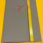 Der Super-Großdruck ist 28,5 cm hoch und 21cm breit und wiegt ca. 2 kg.